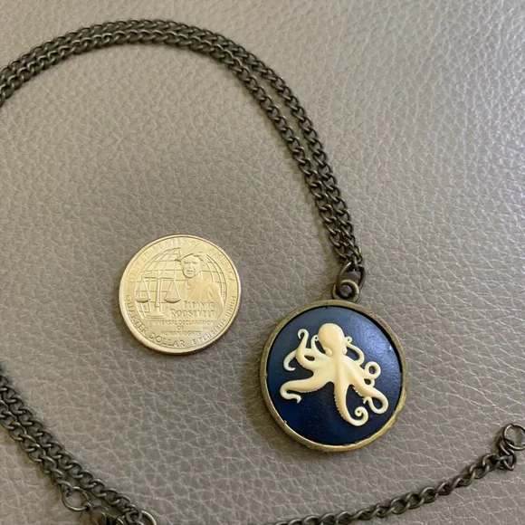 Octopus Pendant - Picture 3 of 4